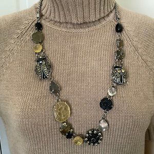 NECKLACE.. ALLOY, GLASS AND RESIN STONE